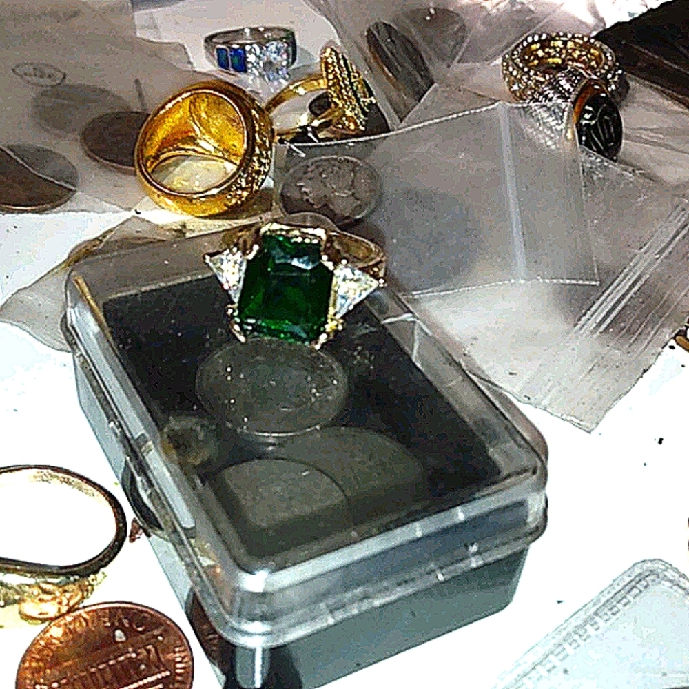 Silver ring with green emerald 10 ct